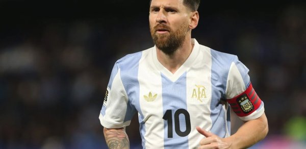 Messi Argentina millisində 126-cı qolunu vurdu, Ronaldo 146 qolla öndədir