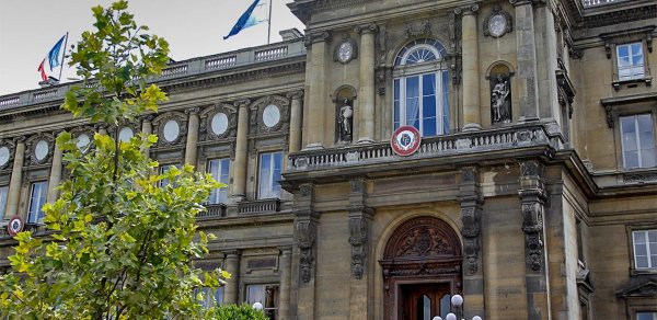 İran səfiri etirazlarla bağlı dezinformasiyaya görə Fransa XİN-ə çağırılıb
