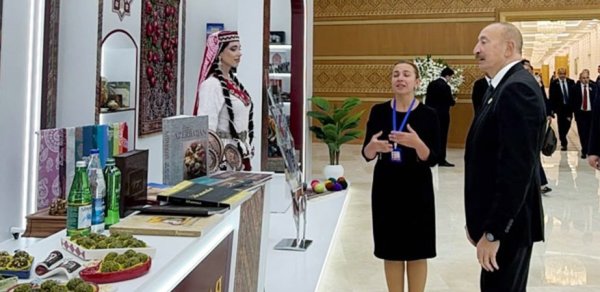 İlham Əliyev MDB-nin iştirakçı ölkələrinin milli stendləri ilə tanış oldu - FOTOLAR