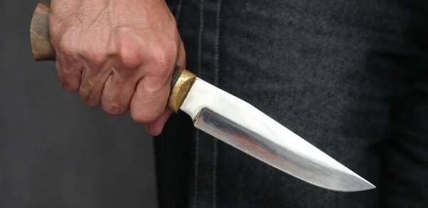 Dostu dava saldı, onları barışdırmağa gəldi, özü bıçaqlandı