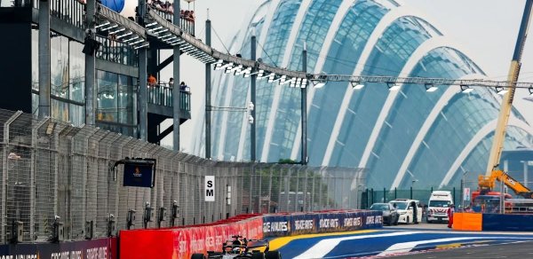 Ferstappen "Formula 1" üzrə Sinqapur Qran-prisinin təsnifat mərhələsini qazanıb