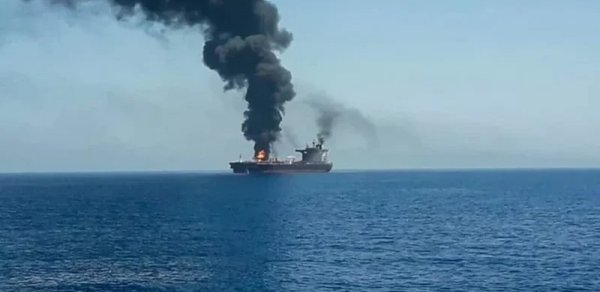 ABŞ Oman körfəzində yük gəmisinə zərbə endirib