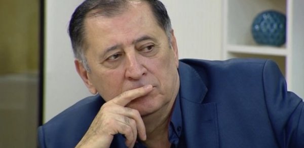“Başqaları da dəbilqə, nizə və ya əncir yarpağı ilə məktəbə gəlsə, necə görünər?”