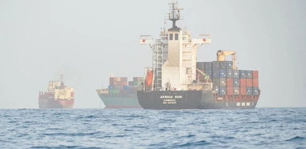 İran naviqasiyası söndürülmüş halda Hörmüzü keçən gəmilərə xəbərdarlıq edib