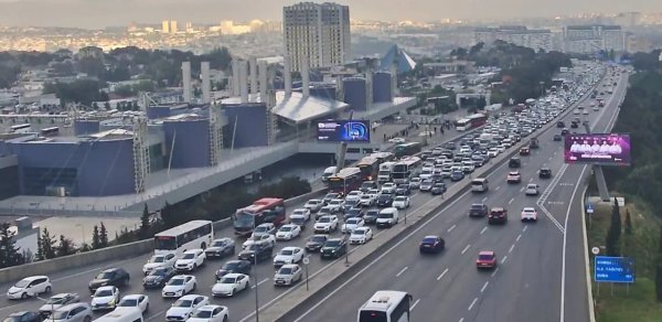 Bakının bir sıra yollarında nəqliyyatın sıxlığı müşahidə olunur