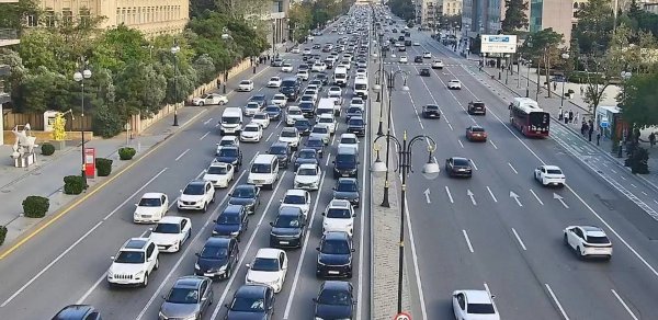 Bakının bir sıra yollarında nəqliyyatın sıxlığı yaranıb
