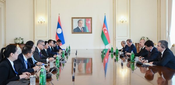 İlham Əliyevin Laos Prezidenti ilə geniş tərkibdə görüşü olub - FOTOLAR