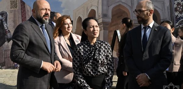 Kamboca Krallığının birinci xanımı Piç Çanmoni İçərişəhərlə tanış olub