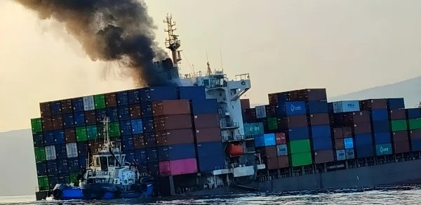 "Reuters": Hörmüz boğazı yaxınlığında vurulan yük gəmisi batıb