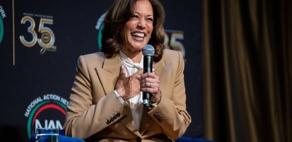 Kamala Harris yenidən prezidentliyə namizədliyini irəli sürmək imkanını nəzərdən keçirir