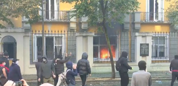 Albaniyada tələbələr Təhsil Nazirliyinin binasına od vurublar