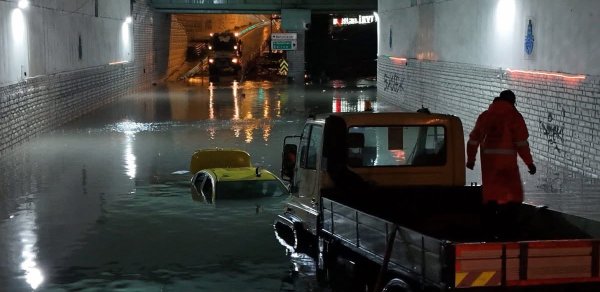 İstanbul valisindən rəsmi xəbərdarlıq: Evdən çölə çıxmayın
