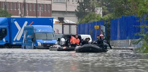 İstanbulda sel nəticəsində köməksiz qalan 3055 nəfər xilas edilib