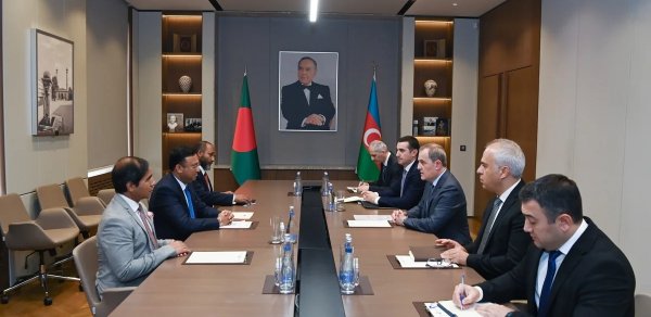 Ceyhun Bayramov banqladeşli həmkarı ilə əməkdaşlığın genişləndirilməsini müzakirə edib