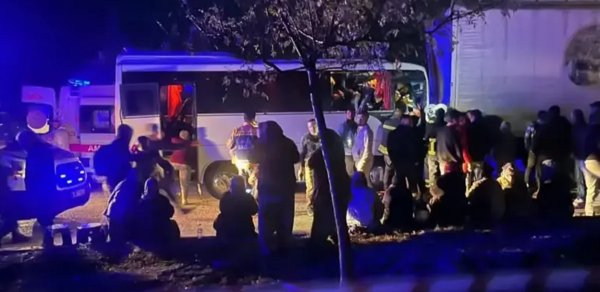 Türkiyədə yol qəzası nəticəsində 17 nəfər xəsarət alıb