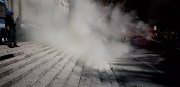 Məktəblilər Təhsil Nazirliyinin binasına fişənglərlə hücum etdi