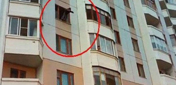 Gənc oğlan binadan yıxılıb öldü