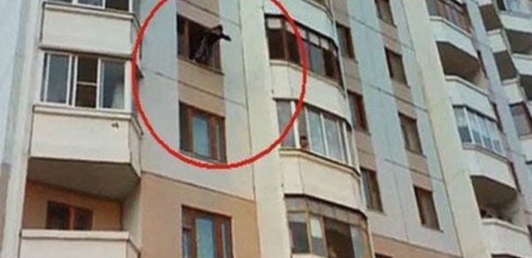 Gənc oğlan binadan yıxılıb öldü
