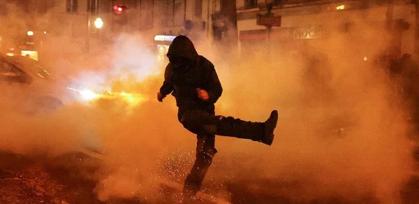 Etirazçılar Lill meriyasının binasını talan ediblər