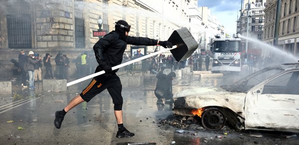Mağazalar və bankomatlar darmadağın edildi, avtomobillər yandırıldı