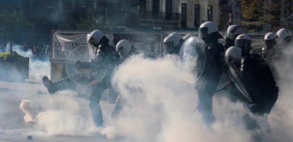 Belçikada polis aksiyanı dağıtmaq üçün gözyaşardıcı qaz və su şırnaqlarından istifadə etdi