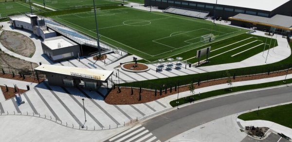 ABŞ-də avtomobil futbol meydançasına girdi: Uşaq da daxil olmaqla 2 nəfər öldü
