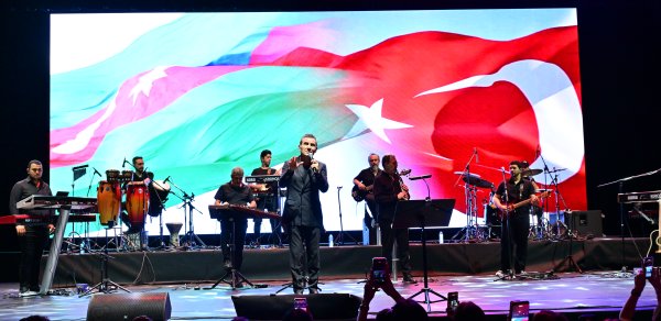 Ferhat Göçer Eyyub Hüseynzadənin təşkil etdiyi konsertdə “Ey, Əziz Anam, Azərbaycan”ı oxudu – VİDEO