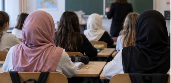 Türkiyə məktəblərində başörtüsü qadağası var