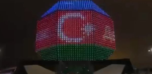 Belarus Milli Kitabxanasının binası Azərbaycan bayrağının rəngləri ilə işıqlandırılıb