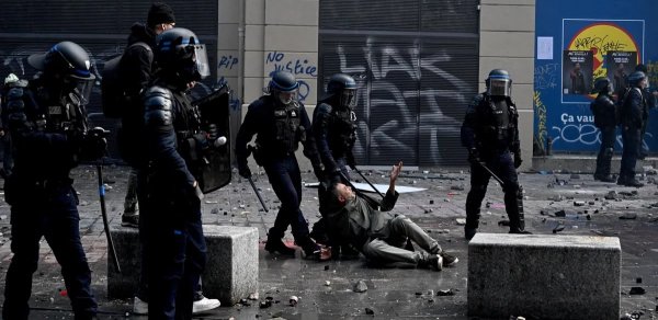 Fransada etiraz aksiyaları zamanı təxminən 2400 nəfər saxlanılıb