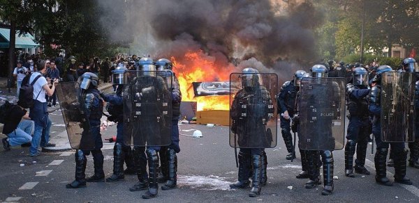 Fransanın bəzi bölgələrində komendant saatı tətbiq edilir