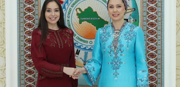 Leyla Əliyeva Arkadağ şəhərində Oğulcahan Atabayeva ilə görüşüb