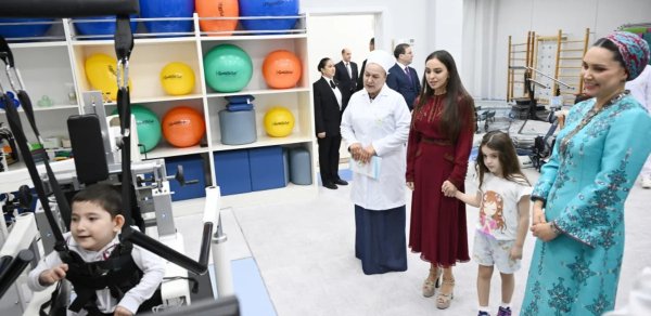 Leyla Əliyeva Arkadağ şəhərində Uşaq Sağlamlığı və Reabilitasiya Mərkəzinin fəaliyyəti ilə tanış olub