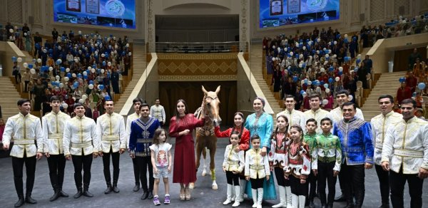 Leyla Əliyeva Arkadağ şəhərində əfsanəvi "Galkynyş" milli atüstü oyunlar qrupunun çıxışını izləyib