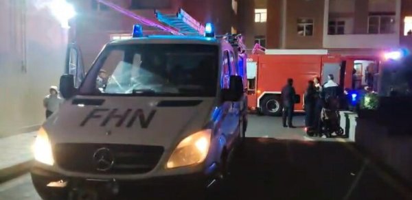 Bakıda çoxmərtəbəli yaşayış binasında yanğın - Sakinlər təxliyə edildi