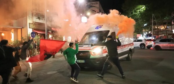 Etirazçılar baş nazirin iqamətgahına hücum çəkdilər