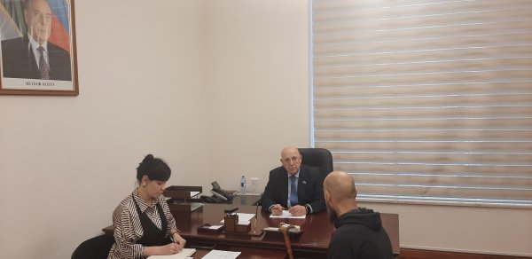 Əhliman Əmiraslanov vətəndaşların müraciətlərini dinləyib