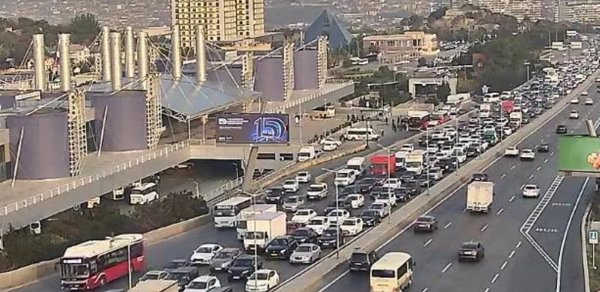 Bakının bir sıra yollarında nəqliyyatın sıxlığı yaranıb