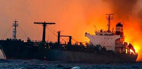 Hörmüz boğazında iki tanker minaya düşüb