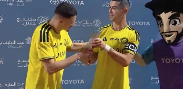 Ronaldo mükafatdan imtina etdi, komanda yoldaşına verdi