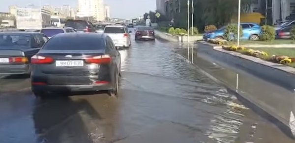 Abşeron Gənclər şəhərciyində yolu su basıb