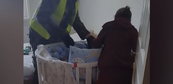 Köməksiz vəziyyətdə qalan 7 aylıq körpə xilas edildi