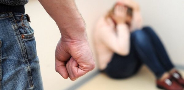 Qubada kişi zənglərə cavab verməyən arvadını döydü