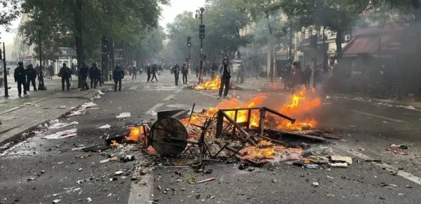 Fransada etirazlar səngiyir, iştirakçıların sayı təxminən iki dəfə azalıb