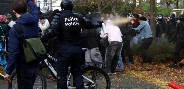 Etirazçılarla polis arasında qarşıdurma oldu