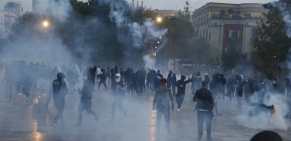 Etirazçılar şəhər meriyasının binasını yandırıblar