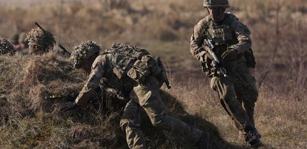 Britaniya və Fransa NATO-nun müdafiəsi üçün desant əməliyyatı keçirib