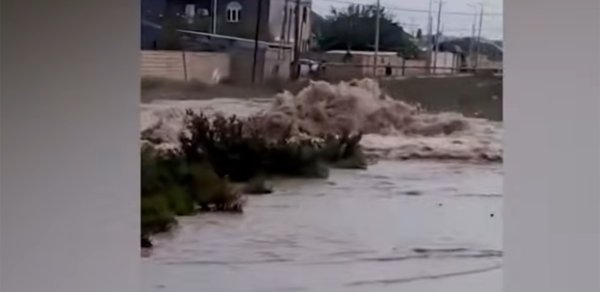 Sumqayıtda kəmər partlayıb, evləri su basıb - Video