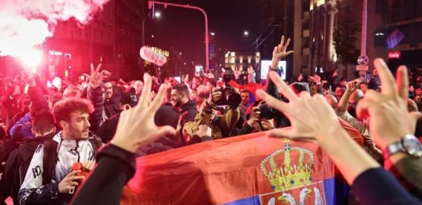 Serbiyada müxalifət qələbəni küçələrdə qeyd edir
