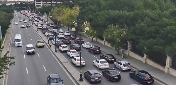 Həftənin ilk günü paytaxtın bəzi yollarında nəqliyyatın sıxlığı yaranıb